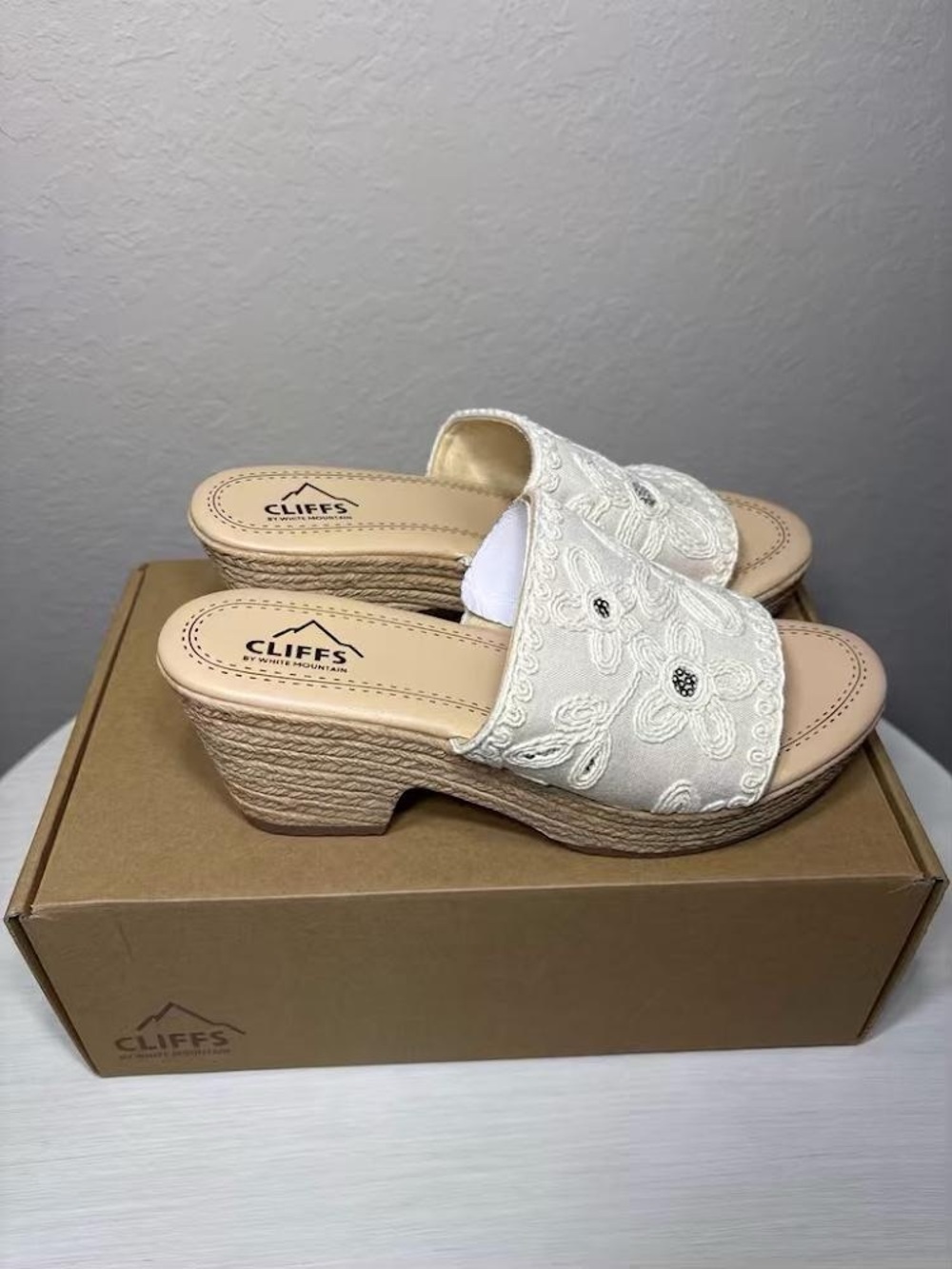 Cliffs by WHITE MOUNTAIN “Biancia" Wedge Sandal floral embroidered 7.5 NIB - Picture 4 of 8